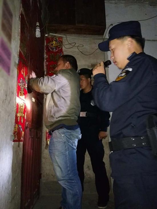 滨州粗心妈妈误将幼女锁家中 民警全城寻开锁师傅开门